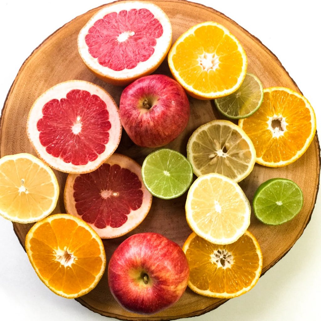 citrusfrugter på fad